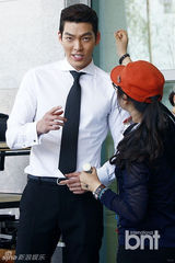 组图：韩片《朋友2》热拍 金宇彬晒黑正装帅酷