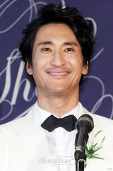 组图：申贤俊娶小12岁娇妻 玄彬张东健到场祝贺