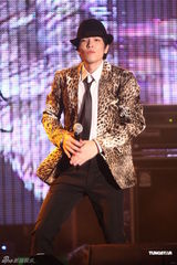 组图：萧敬腾豹纹西装百货开唱 祝福金曲入围歌手