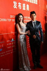组图：吴奇隆帅气亮相 甘婷婷亮片礼服似人鱼