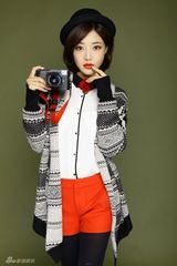 组图：邓家佳杂志大片俏皮 圣诞节玩撞色爵士风