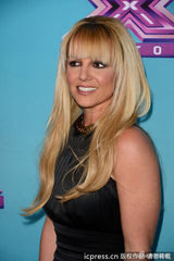 组图：布兰妮黑裙金链亮相记者会 秀巨钻女人味十足