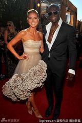 组图：艾美奖红毯 海蒂-克拉姆和老公恩爱亮相