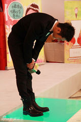 组图：黄晓明生日会裸装下厨 喂粉丝沙拉鸡汤