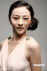 幻灯图：小斯琴高娃身姿玲珑化身足球宝贝