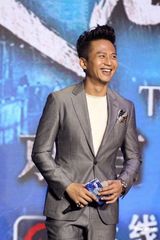 组图：《四大名捕》邓超搞怪刘亦菲学狗叫