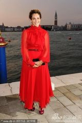 组图：麦当娜黑超黑裙尽展大姐大酷 助阵女性电影奖