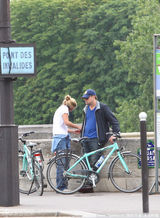 幻灯图：莱昂纳多与女友巴黎街头骑单车 大秀恩爱