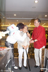 组图：谭咏麟60岁大寿 坦言永远最感谢母亲