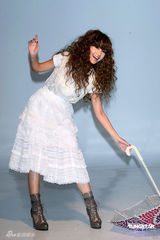 幻灯图集：杨丞琳长卷发似洋娃娃 白蕾丝裙可爱