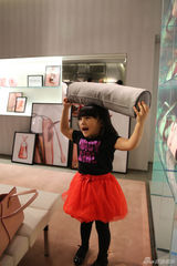 组图：李湘一家巴黎逛名店 萌娃王诗龄讨价还价