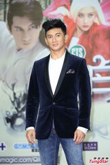 组图：吴奇隆马苏为新戏宣传粉丝热情接机