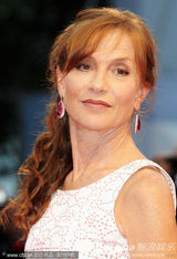 组图：《睡美人》首映 影后于佩尔清纯白裙装嫩