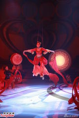 组图：《欢乐满东华2012》落幕 那英西装助阵