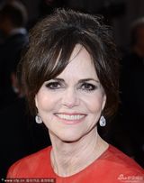 组图：最佳女配角候选人莎莉-菲尔德红纱裙大气