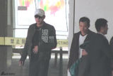 组图：刘烨墨镜遮面机场抽烟 刷微博手机不离手