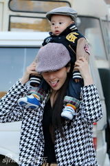 组图：章龄之抱子京郊出游 鬼马潮妈亲子帽亮眼