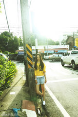 组图：童瑶短裤时尚街拍演绎安静活泼双生花