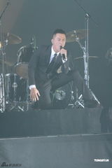 组图：邓智伟演唱会群星助阵 黄宗泽吃林峰醋