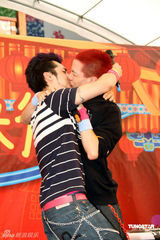 幻灯图：大嘴巴成员拜月老求姻缘 40宗华当众献吻