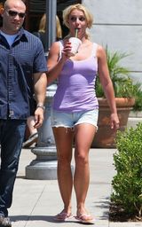 幻灯图集：布兰妮热裤出游凸点浑不知 心情好秀鬼脸