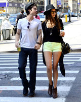 组图：《吸血鬼日记》情侣妮娜和伊恩甜蜜牵手