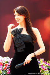 幻灯图集：林志玲低胸性感亮相 代言房产秀美背