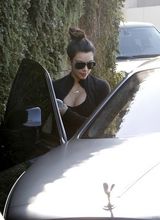 组图：金-卡戴珊大秀乳沟约会坎耶-韦斯特