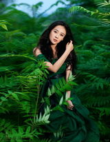 组图：袁姗姗风情写真曝光 抓住夏天最艳一抹绿