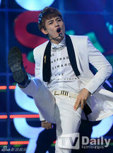 组图：SHINee复古亮相《冠军秀》4minute潮味足