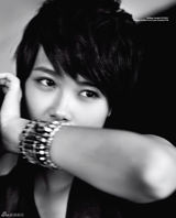 组图：李宇春再登杂志封面 黑白大片清新自然 