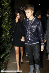 组图：比伯庆生牵女友逛街 小正太比中指秀伤痕