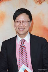 组图：任达华展出私人画作 陈志云现身捧场