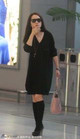 组图：杨钰莹独自现身机场 墨镜遮面裙装亮相