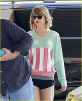 组图：斯威夫特超短热裤练舞 性感长腿煞羡旁人