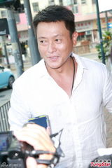 组图：魏骏杰携妻儿为母亲举殡 平静赴灵堂