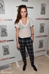 组图：斯图尔特穿透视衫内衣隐现个性十足