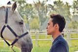 组图：明道秋日大片诠释马语者 与骏马贴面交流