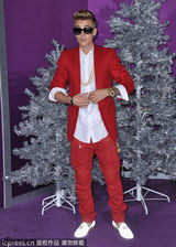 组图：比伯红西装亮相首映红毯 当众献吻妈咪