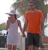 组图：伊娃比基尼色诱新男友 豪放调内衣摸下体