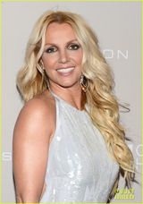 组图：布兰妮携未婚夫亮相 眼窝深陷肚腩不见