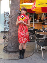 高清：江映蓉着鲜红色旗袍秀中国风 带小浪游美国