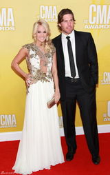 组图：安德伍德着曳地白裙美艳亮相音乐奖