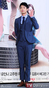 组图：IU紧身裙性感亮相宣传《最佳李顺心》