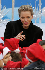 组图:摩纳哥王妃变最时髦圣诞老人红格裙派礼物