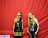 组图：艾薇儿被批粉丝合影不让碰 蕾哈娜随便摸