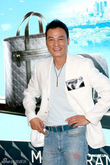 幻灯图：任达华收藏金银钻石打火机 被女儿强制戒烟