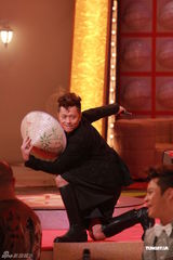 组图：张卫健梁汉文同场录节目 高海宁否认恋爱