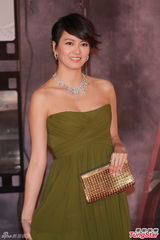 组图：金像奖红毯梁咏琪墨绿长裙拖地 小露香肩