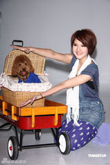 幻灯图：郭静短发清爽干练 宣传照与爱犬一同入镜 